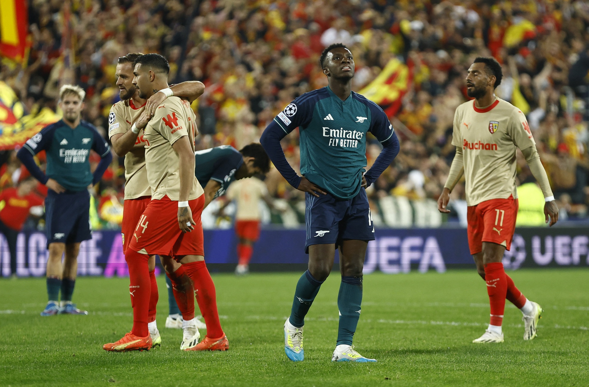 Arsenal thua ngược trên đất Pháp, Real Madrid quật ngã chủ nhà Napoli