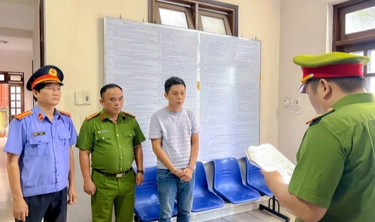 Xem c&aacute;n bộ ng&acirc;n h&agrave;ng như con c&aacute;i trong nh&agrave;, người đ&agrave;n &ocirc;ng bị lừa 5 tỉ đồng - Ảnh 1.