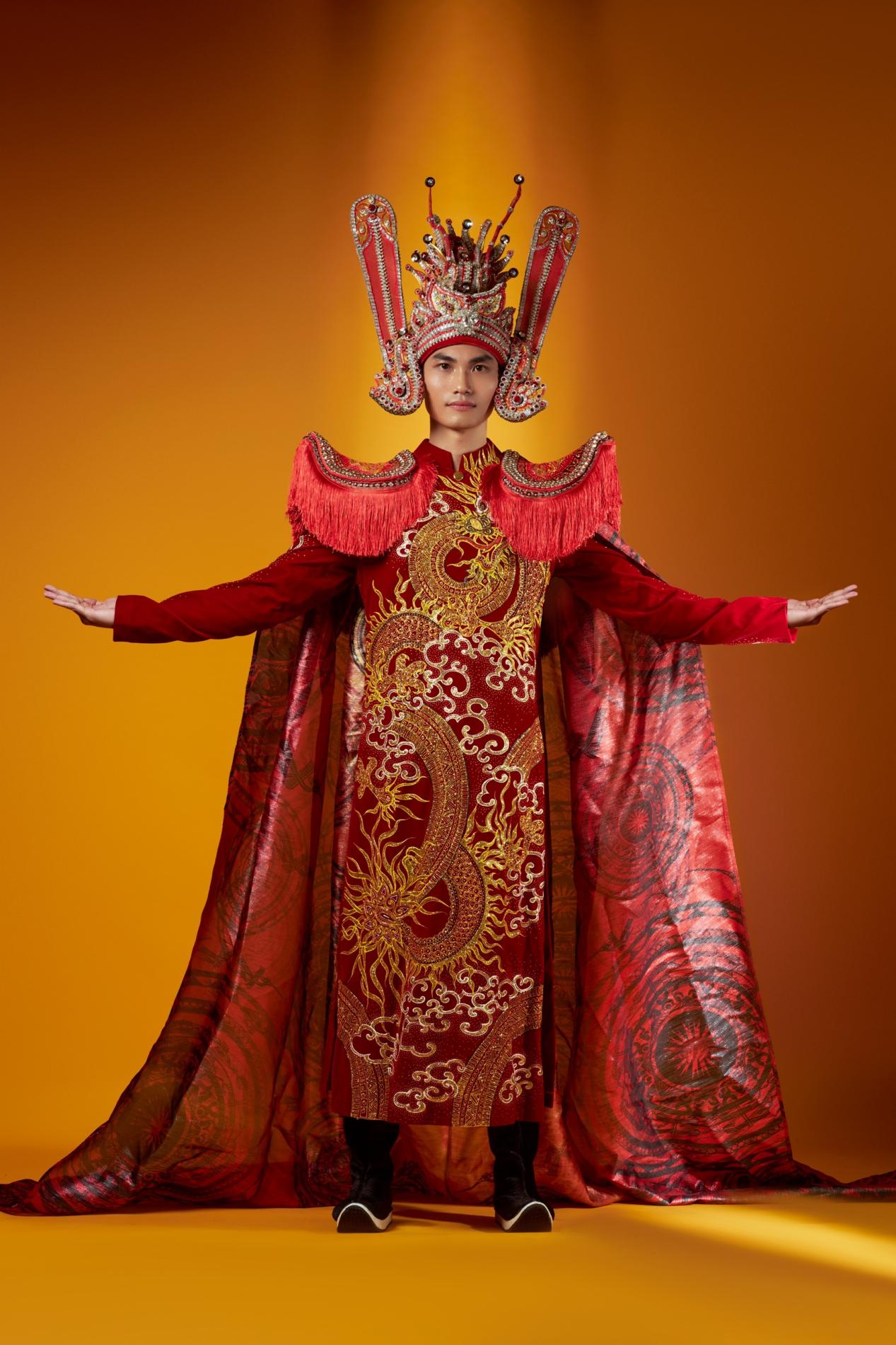 &Aacute; vương Thiện Kh&aacute; mang trống đồng Ngọc Lũ l&ecirc;n đấu trường &ldquo;Mister Cosmopolitan 2023 - Ảnh 1.
