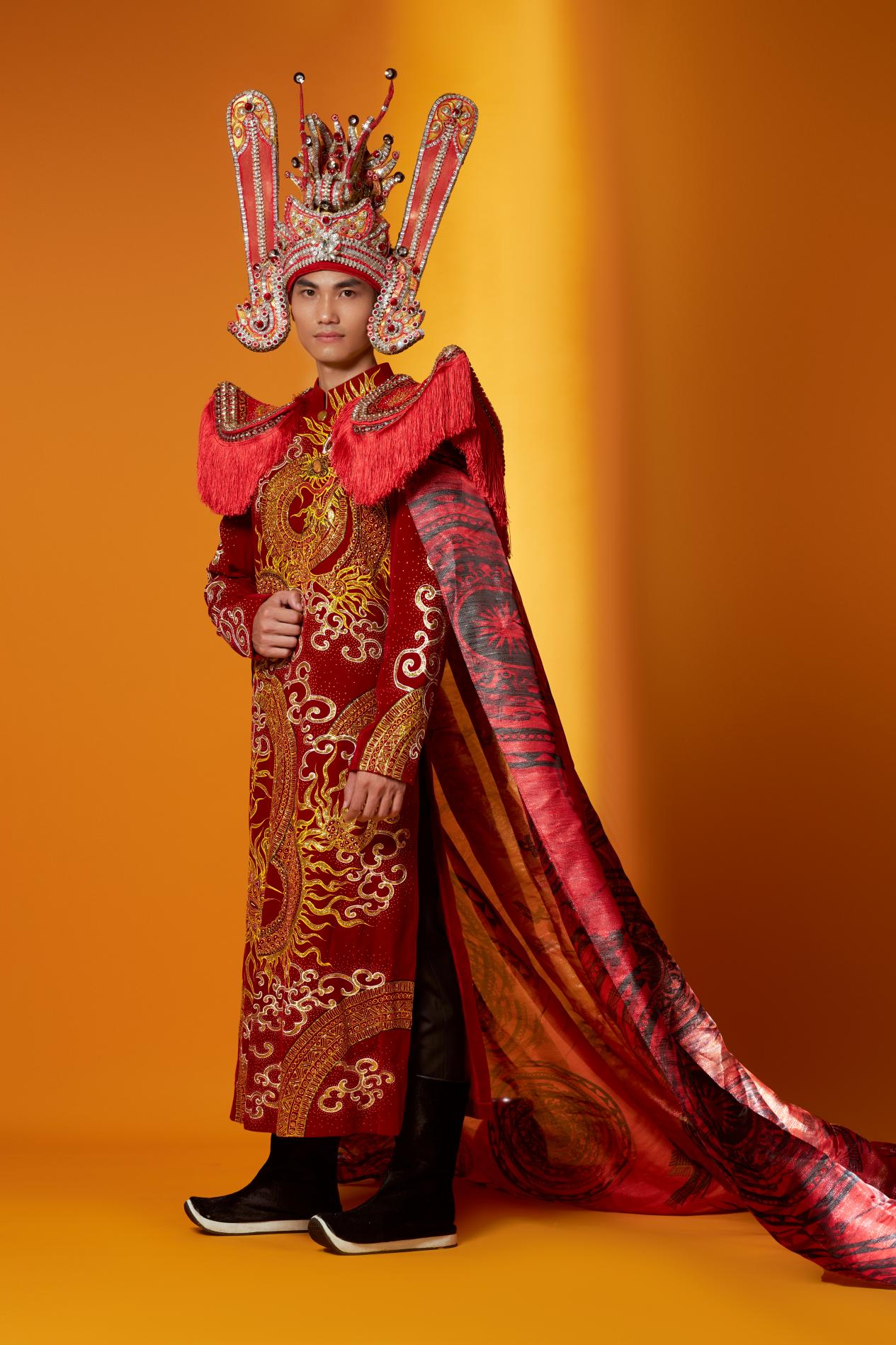 &Aacute; vương Thiện Kh&aacute; mang trống đồng Ngọc Lũ l&ecirc;n đấu trường &ldquo;Mister Cosmopolitan 2023 - Ảnh 4.