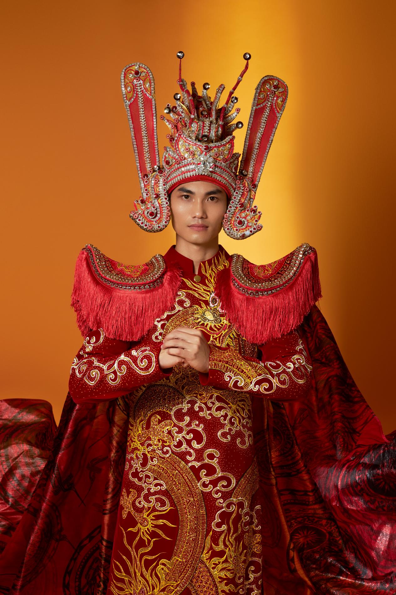 &Aacute; vương Thiện Kh&aacute; mang trống đồng Ngọc Lũ l&ecirc;n đấu trường &ldquo;Mister Cosmopolitan 2023 - Ảnh 5.