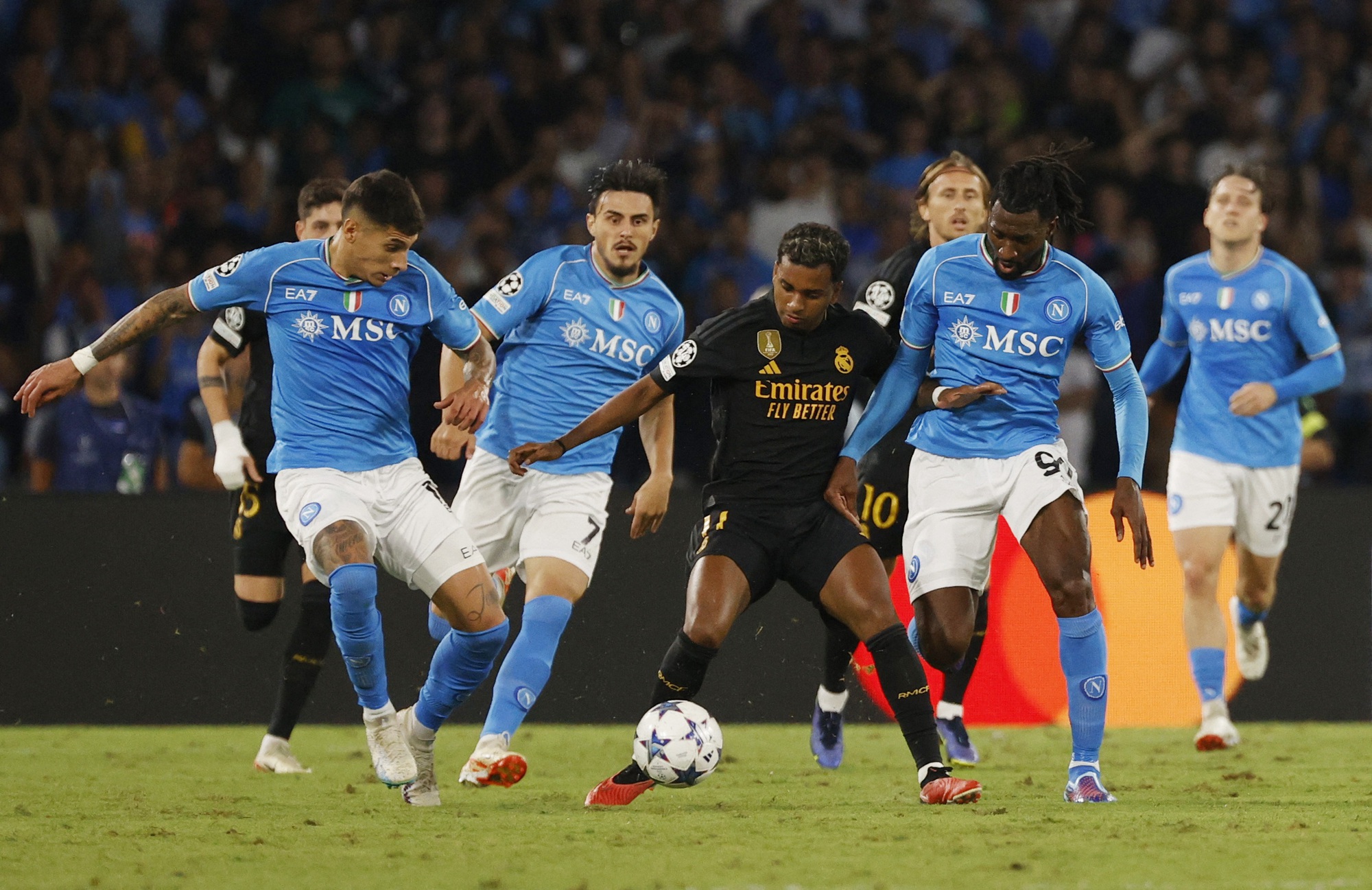 Arsenal thua ngược tr&ecirc;n đất Ph&aacute;p, Real Madrid quật ng&atilde; chủ nh&agrave; Napoli - Ảnh 5.