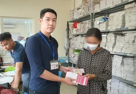 Tài xế xe buýt trao trả tài sản hơn 2 tỉ đồng cho hành khách để quên