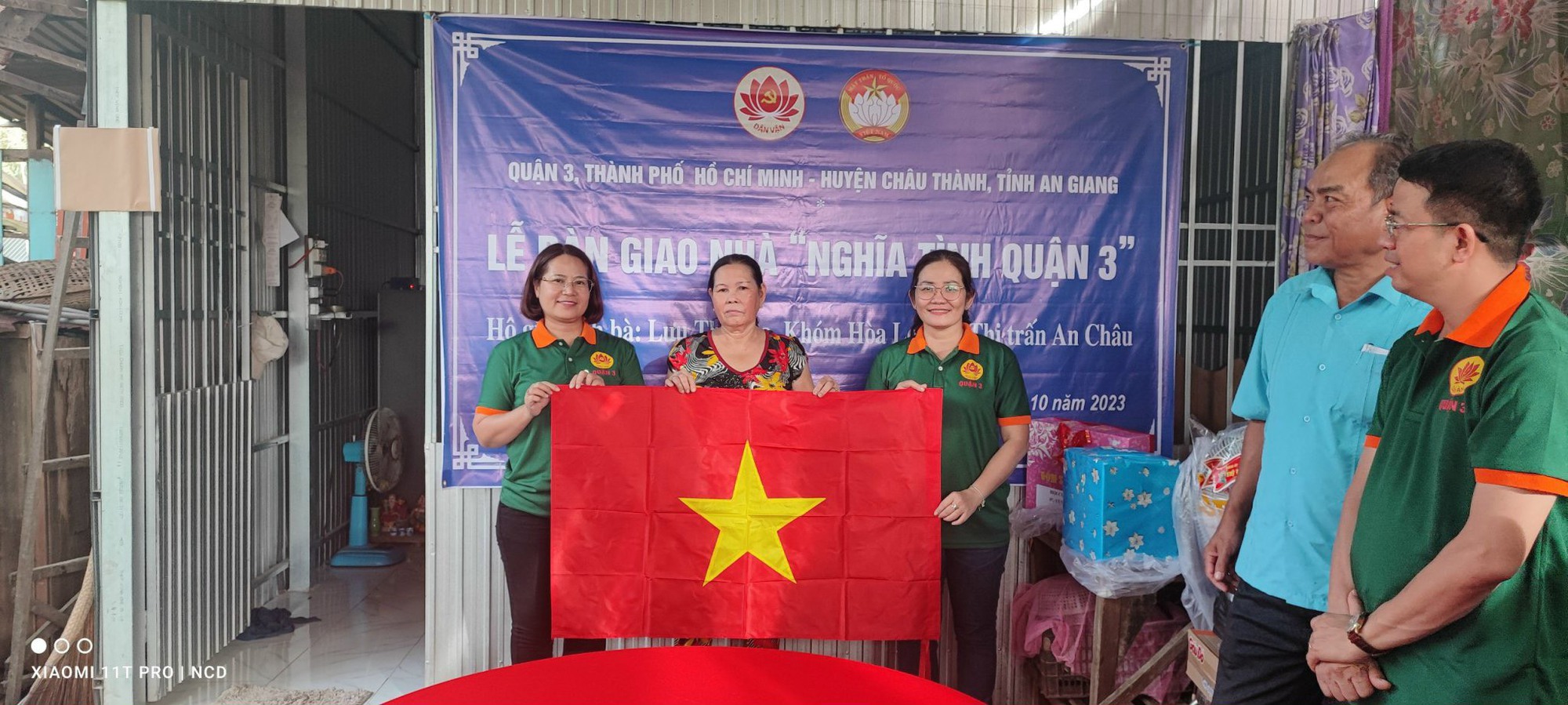 Trao cờ Tổ quốc trong chương trình “Kết nối biên cương” tại An Giang - Ảnh 2.
