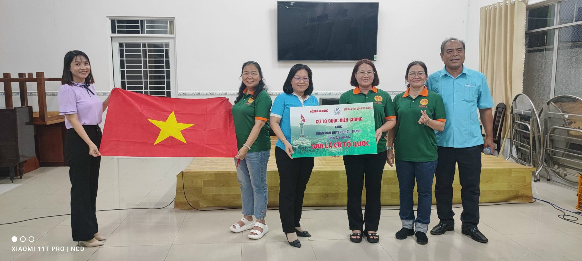 Trao cờ Tổ quốc trong chương trình “Kết nối biên cương” tại An Giang - Ảnh 1.