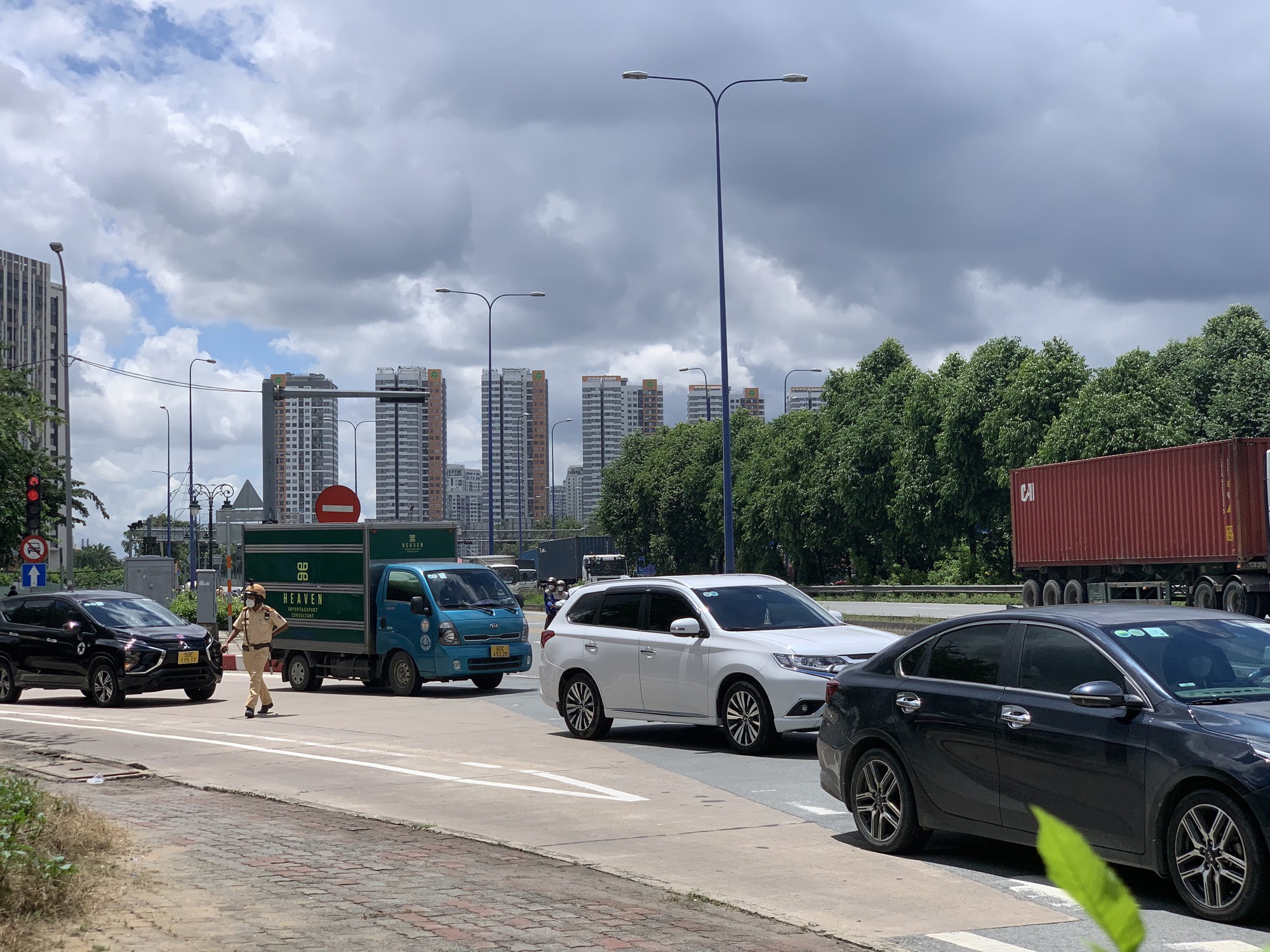 TP HCM: Trong ít giờ, phát hiện nhiều xe hợp đồng vi phạm - Ảnh 1.