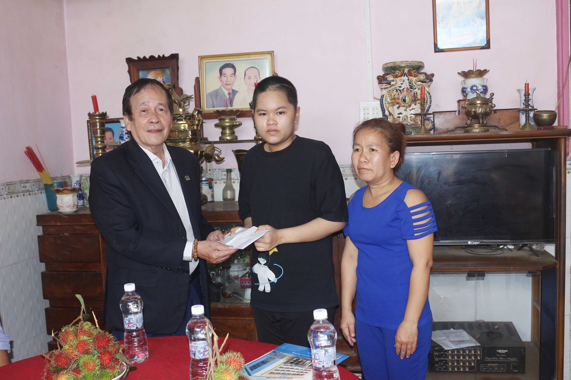 Trường ĐH Cửu Long hỗ trợ tân sinh viên có hoàn cảnh khó khăn, bệnh tật