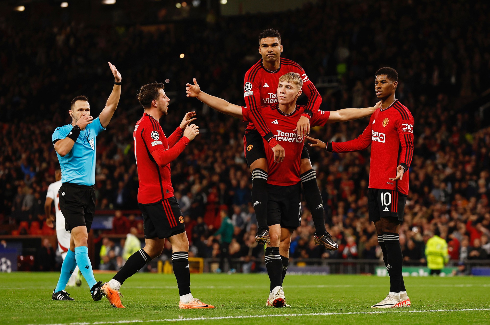 Man United đang trên hành trình "tự hủy hoại"