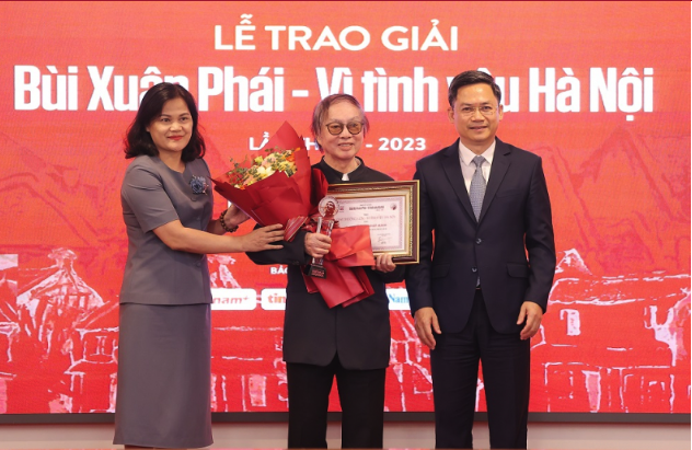 Đạo diễn Đặng Nhật Minh nhận Giải thưởng Bùi Xuân Phái - Vì tình yêu Hà Nội