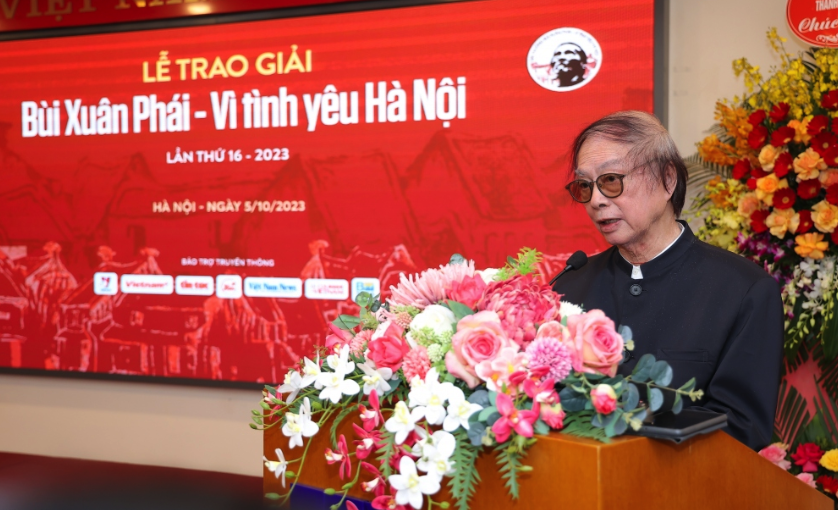 Đạo diễn Đặng Nhật Minh nhận Giải thưởng B&ugrave;i Xu&acirc;n Ph&aacute;i - V&igrave; t&igrave;nh y&ecirc;u H&agrave; Nội - Ảnh 2.