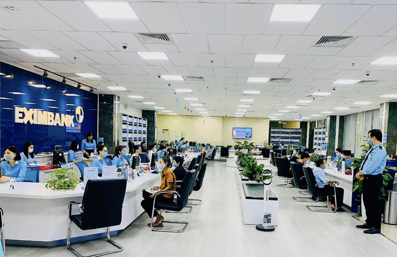 Eximbank giảm 50% phí chuyển tiền quốc tế
