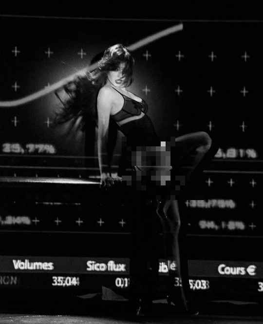 Cận cảnh h&igrave;nh ảnh &ldquo;cực n&oacute;ng bỏng&rdquo; của Lisa (Blackpink) tại đ&ecirc;m diễn ở CLB tho&aacute;t y - Ảnh 7.