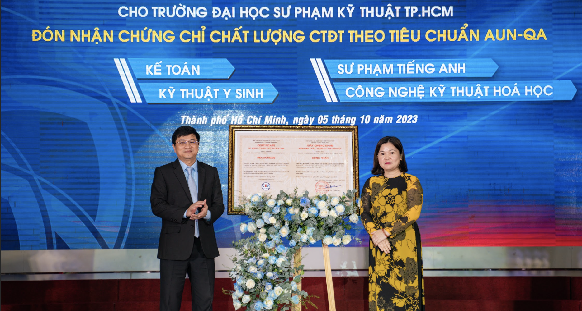 Trường đại học ở TP HCM  nhận hơn 92 tỉ đồng học bổng, thiết bị dạy học - Ảnh 1.