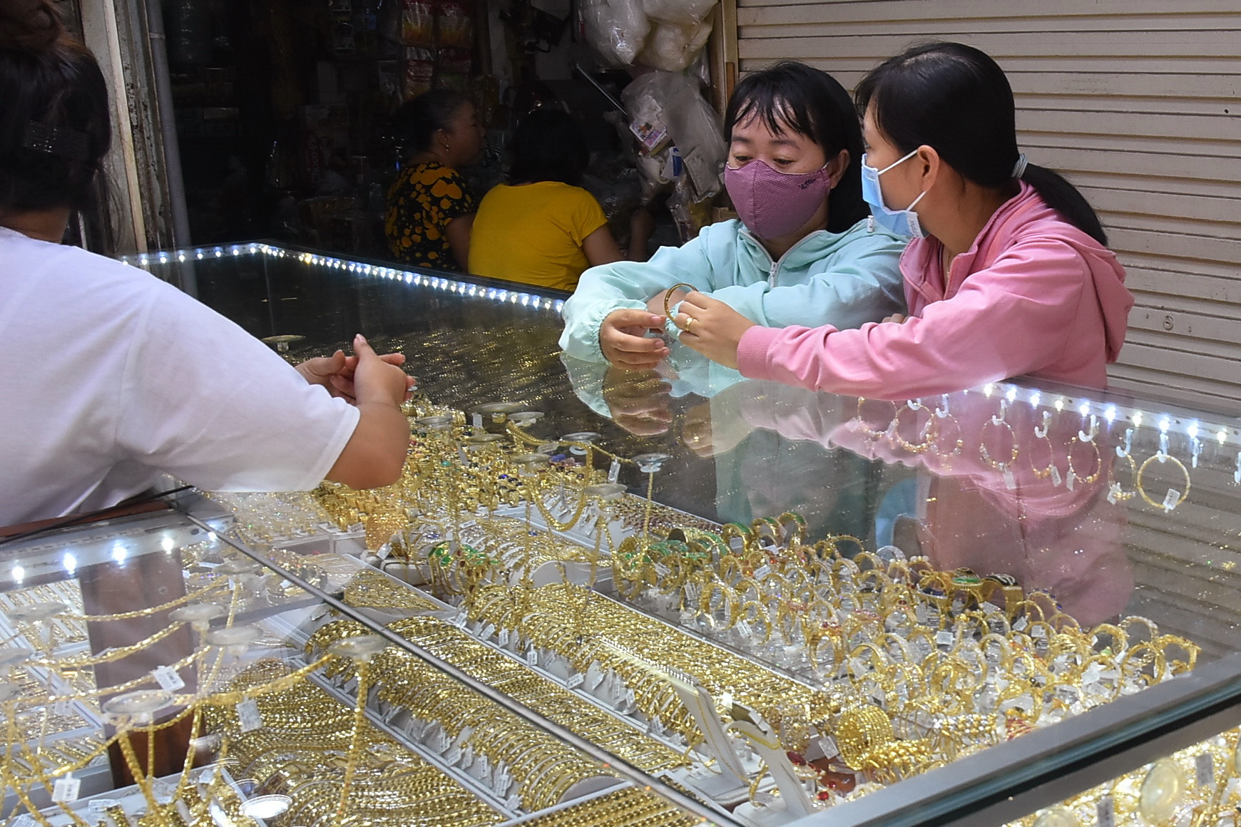 Giá vàng hôm nay 6-10: Vàng SJC bật tăng mạnh
