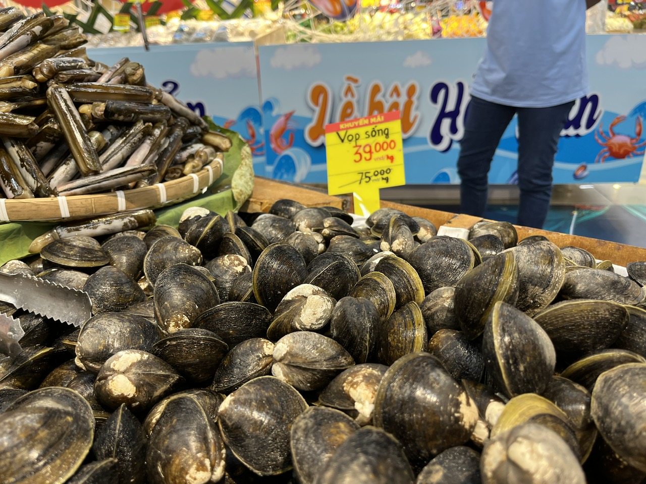 Si&ecirc;u thị bất ngờ giảm gi&aacute; cua C&agrave; Mau c&ograve;n 349.000 đồng/kg, kh&aacute;ch tấp nập - Ảnh 4.