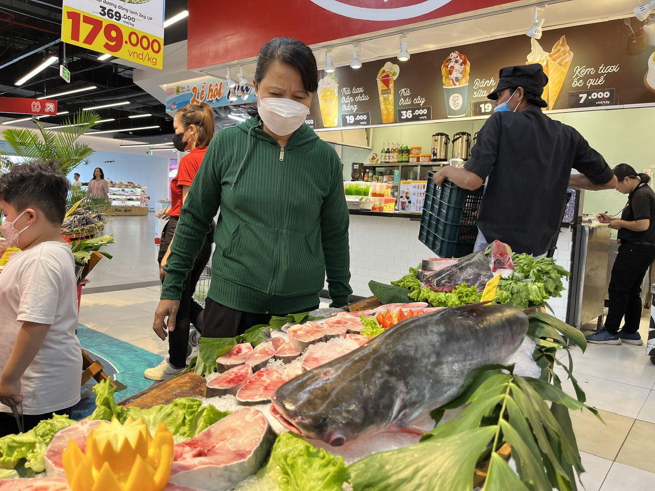 Si&ecirc;u thị bất ngờ giảm gi&aacute; cua C&agrave; Mau c&ograve;n 349.000 đồng/kg, kh&aacute;ch tấp nập - Ảnh 7.