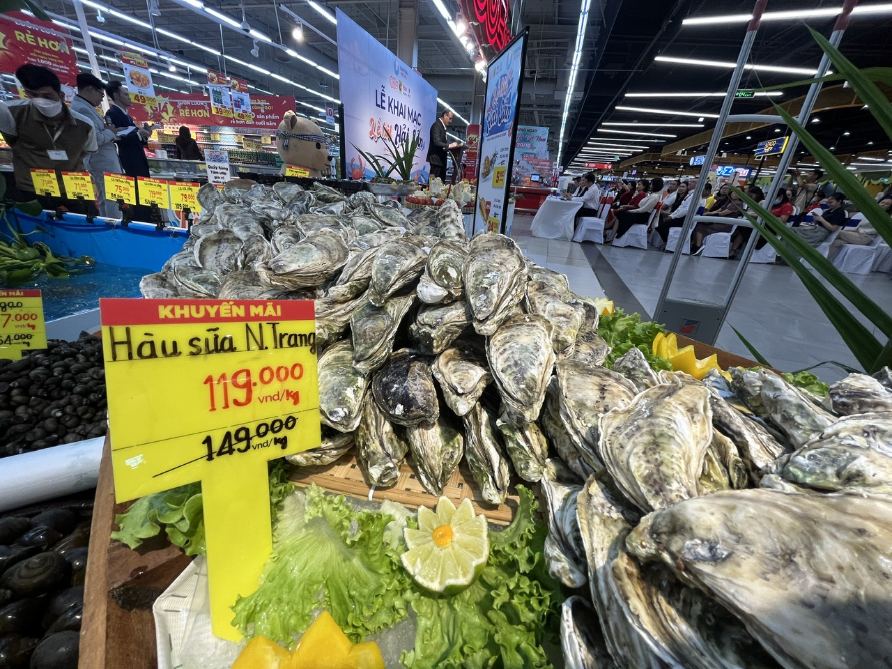Si&ecirc;u thị bất ngờ giảm gi&aacute; cua C&agrave; Mau c&ograve;n 349.000 đồng/kg, kh&aacute;ch tấp nập - Ảnh 5.