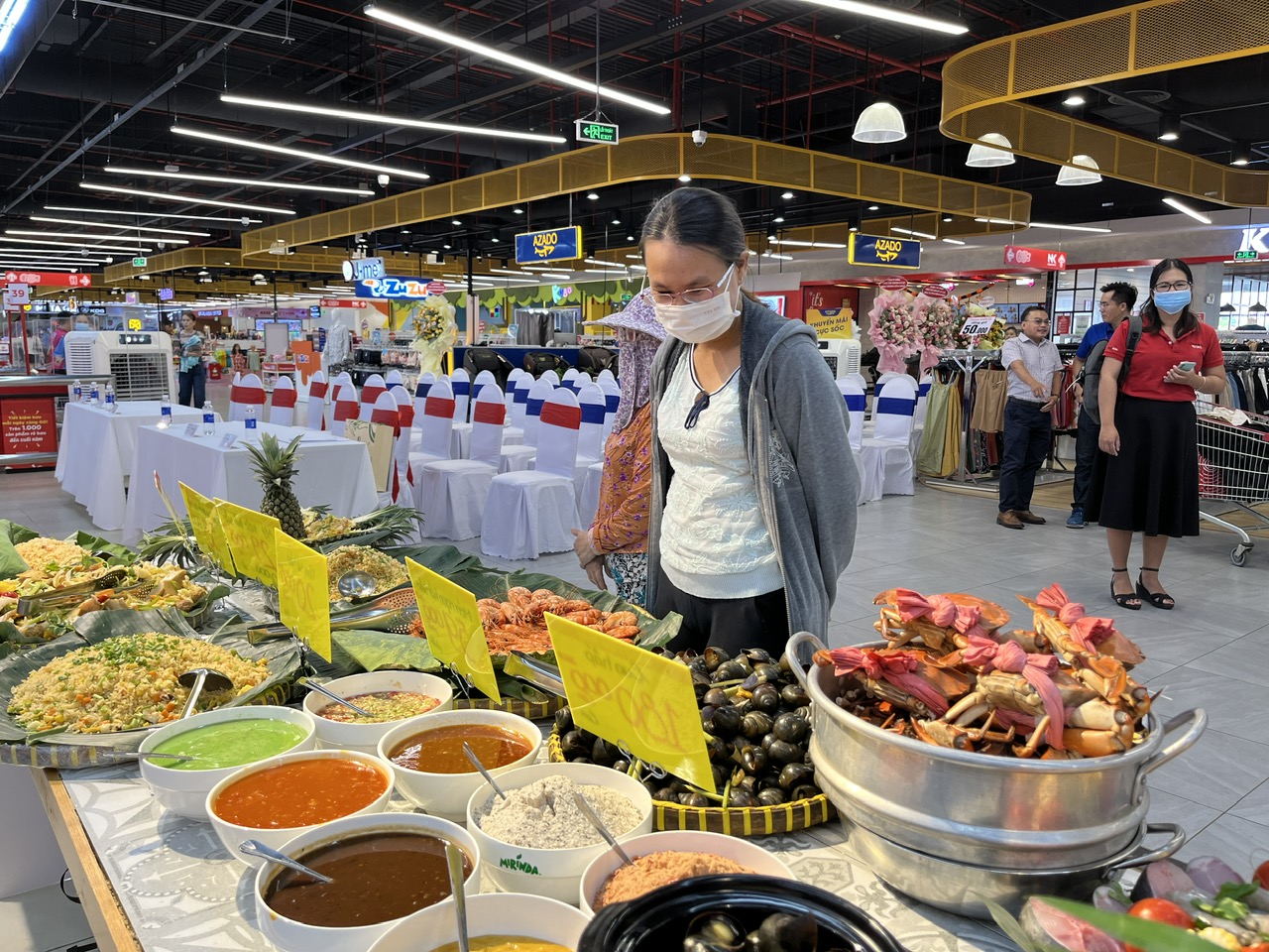 Si&ecirc;u thị bất ngờ giảm gi&aacute; cua C&agrave; Mau c&ograve;n 349.000 đồng/kg, kh&aacute;ch tấp nập - Ảnh 8.