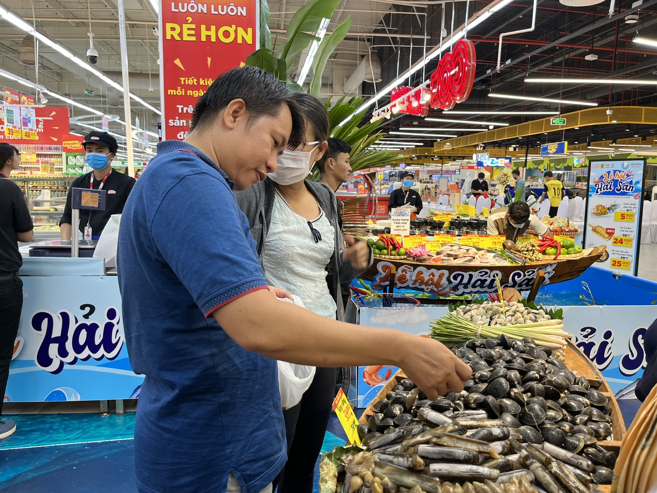 Si&ecirc;u thị bất ngờ giảm gi&aacute; cua C&agrave; Mau c&ograve;n 349.000 đồng/kg, kh&aacute;ch tấp nập - Ảnh 6.