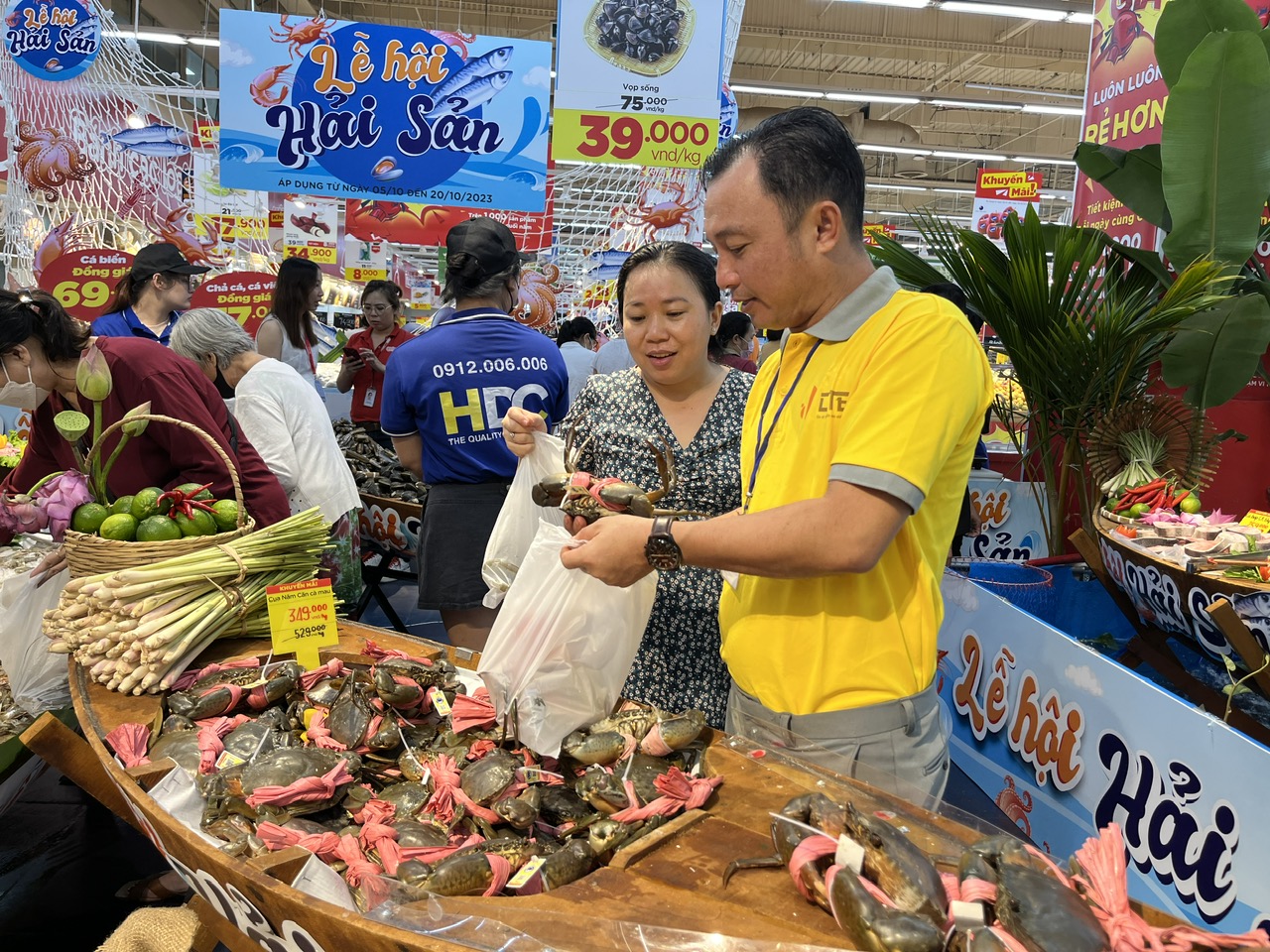 Siêu thị bất ngờ giảm giá cua Cà Mau còn 349.000 đồng/kg, khách tấp nập