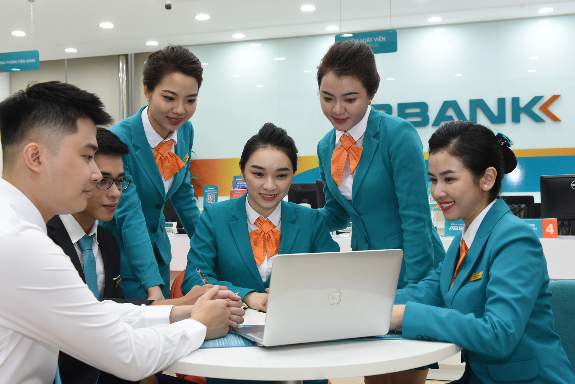 ABBANK triển khai g&oacute;i ph&iacute; bảo l&atilde;nh SME Ph&aacute; vỡ giới hạn ph&aacute;t h&agrave;nh bảo l&atilde;nh chỉ với một lần ph&iacute; - Ảnh 2.