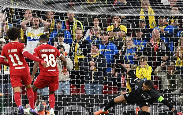 T&acirc;n binh b&ugrave;ng nổ, Liverpool thắng tưng bừng s&acirc;n cỏ Europa League - Ảnh 3.