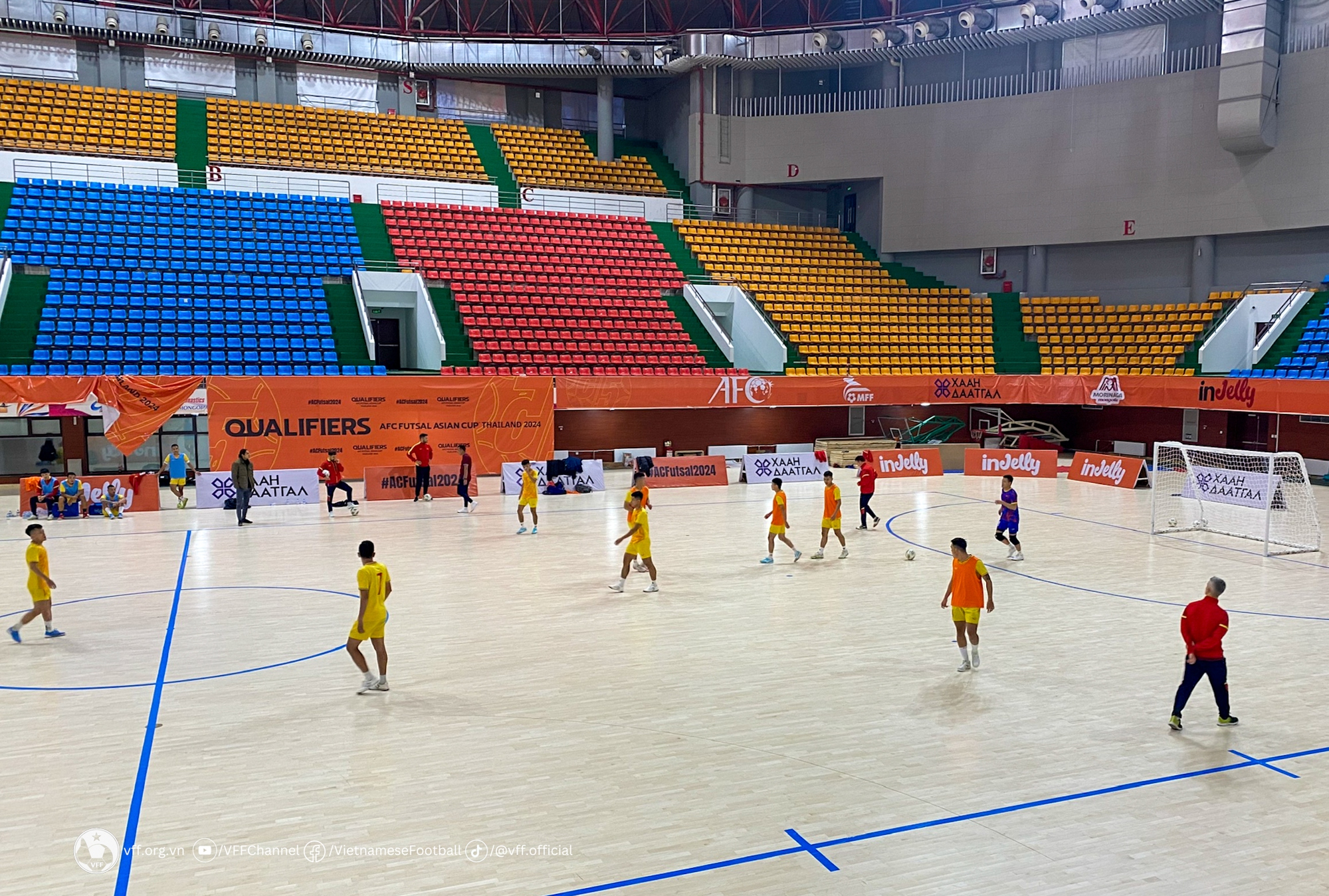 Tuyển futsal Việt Nam gặp kh&oacute; trước ng&agrave;y ra qu&acirc;n, vẫn quyết t&acirc;m chiến thắng - Ảnh 1.