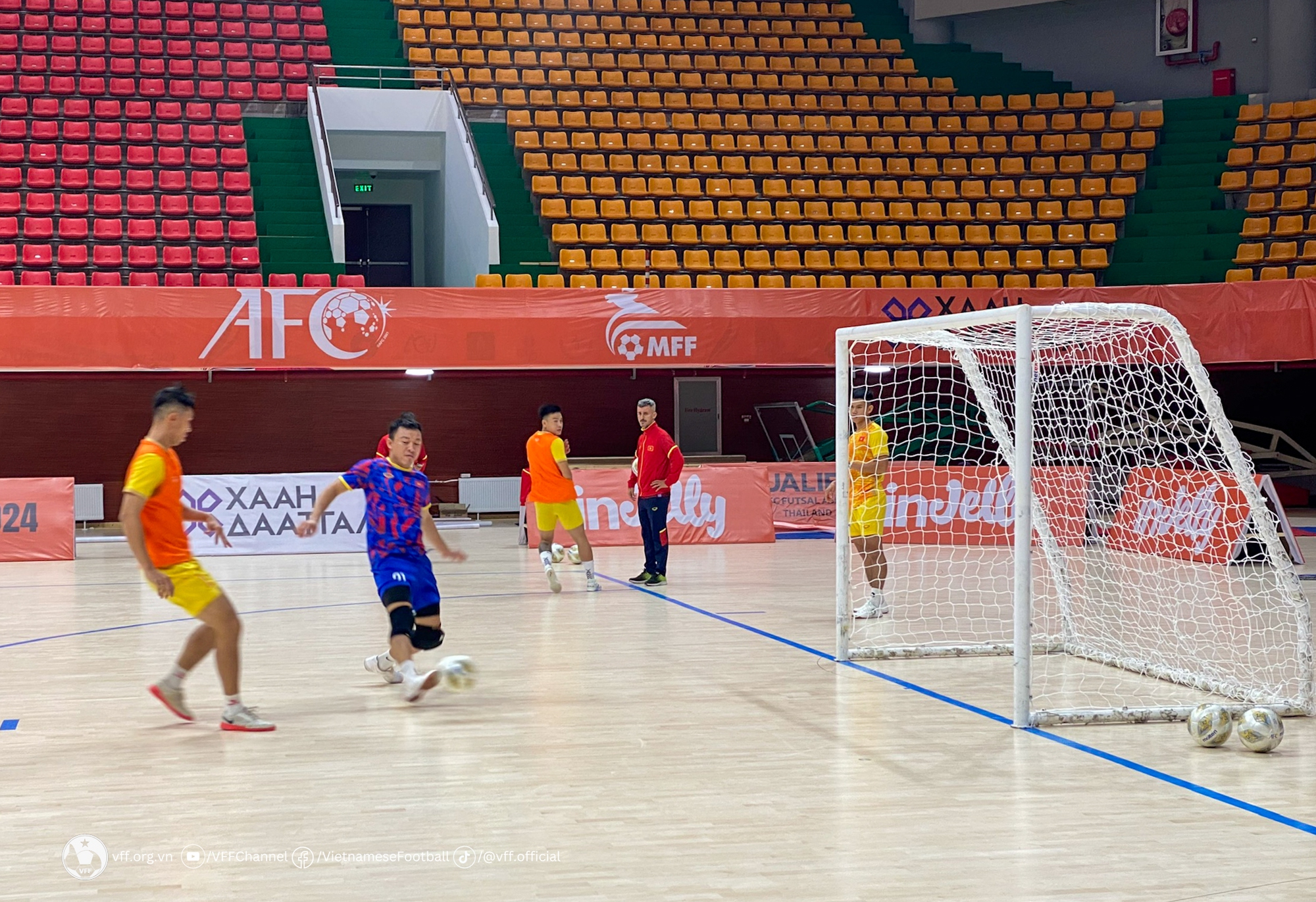 Tuyển futsal Việt Nam gặp kh&oacute; trước ng&agrave;y ra qu&acirc;n, vẫn quyết t&acirc;m chiến thắng - Ảnh 3.