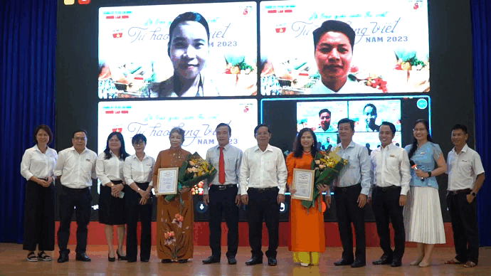 B&aacute;o Người Lao Động trao giải cuộc thi viết 
