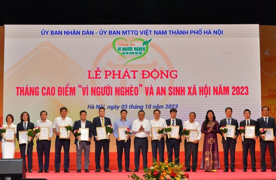 Vietcombank ủng hộ 10 tỉ đồng trong th&aacute;ng cao điểm &lsquo;V&igrave; người ngh&egrave;o&rsquo; v&agrave; an sinh x&atilde; hội th&agrave;nh phố H&agrave; Nội năm 2023 - Ảnh 3.