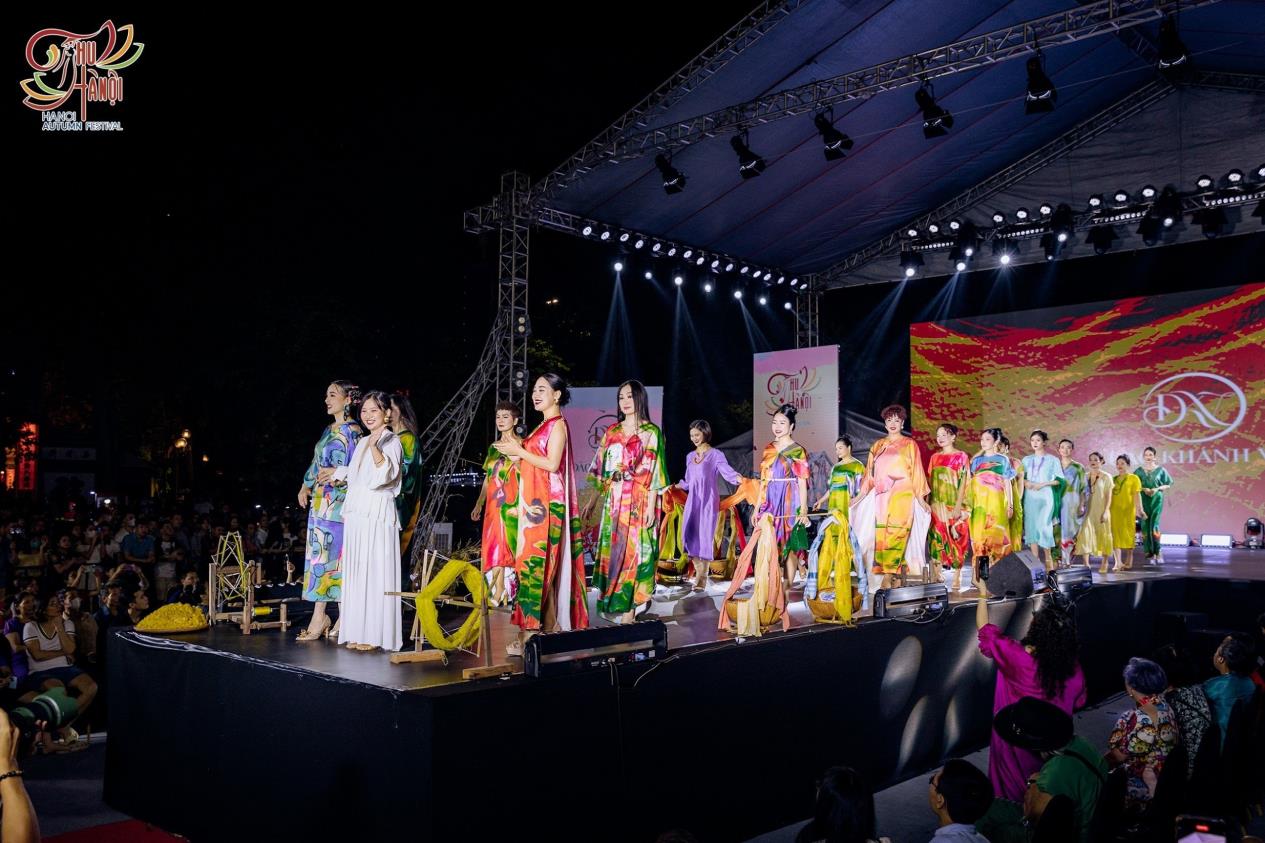 NTK Đ&agrave;o Kh&aacute;nh Vy mang &ldquo;Hừng Đ&ocirc;ng&rdquo; l&ecirc;n s&agrave;n diễn Autumn Wedding Fashion show - Ảnh 2.