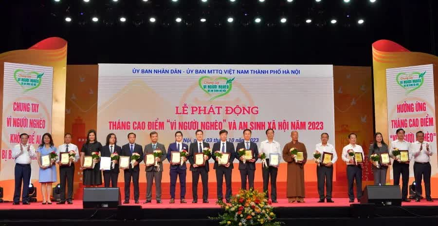 Vietcombank ủng hộ 10 tỉ đồng trong th&aacute;ng cao điểm &lsquo;V&igrave; người ngh&egrave;o&rsquo; v&agrave; an sinh x&atilde; hội th&agrave;nh phố H&agrave; Nội năm 2023 - Ảnh 2.