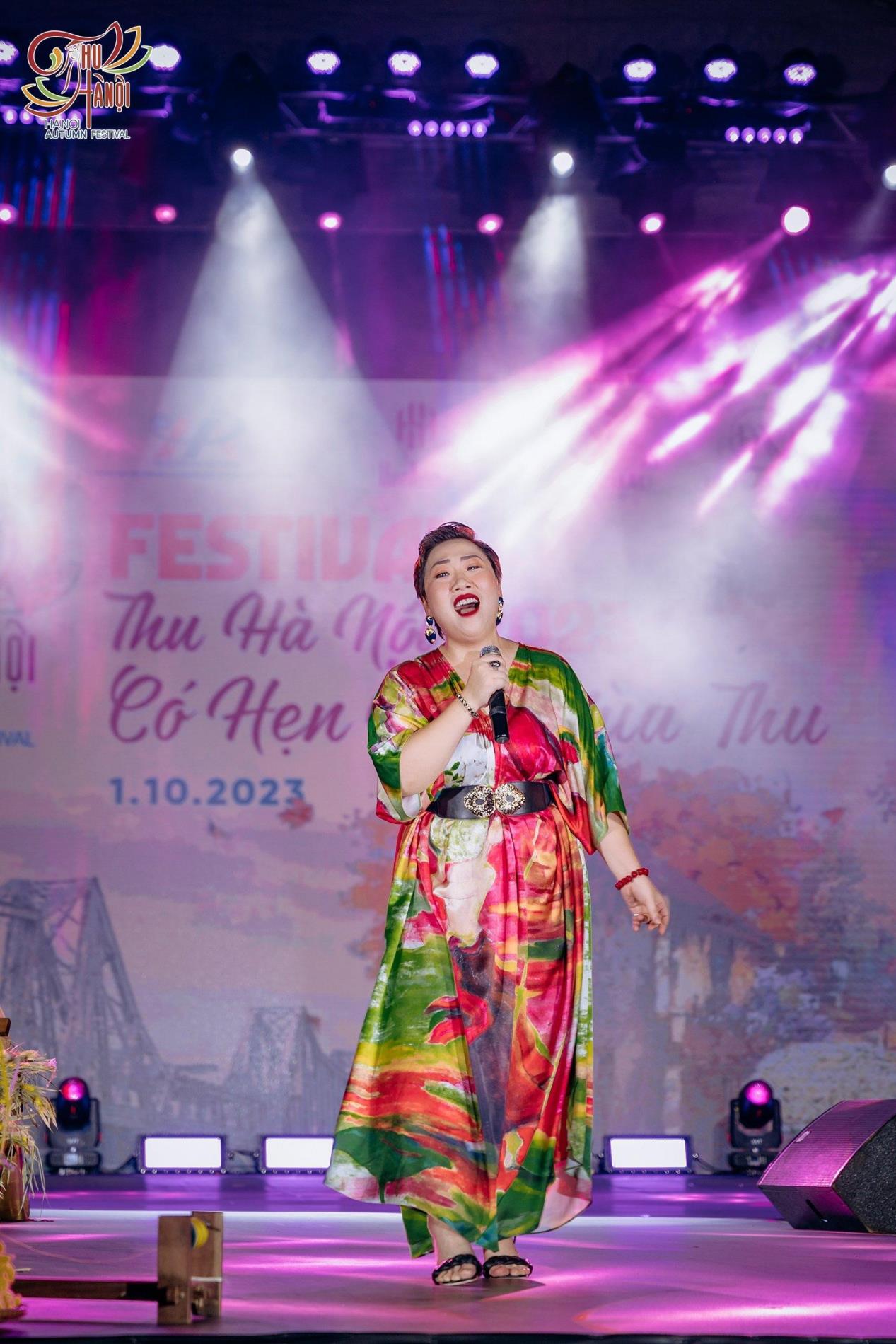 NTK Đ&agrave;o Kh&aacute;nh Vy mang &ldquo;Hừng Đ&ocirc;ng&rdquo; l&ecirc;n s&agrave;n diễn Autumn Wedding Fashion show - Ảnh 3.