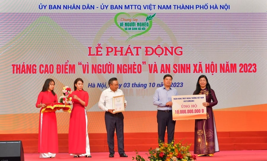 Vietcombank ủng hộ 10 tỉ đồng trong th&aacute;ng cao điểm &lsquo;V&igrave; người ngh&egrave;o&rsquo; v&agrave; an sinh x&atilde; hội th&agrave;nh phố H&agrave; Nội năm 2023 - Ảnh 1.