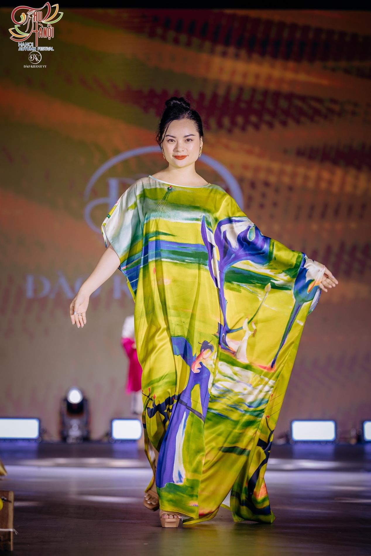 NTK Đ&agrave;o Kh&aacute;nh Vy mang &ldquo;Hừng Đ&ocirc;ng&rdquo; l&ecirc;n s&agrave;n diễn Autumn Wedding Fashion show - Ảnh 5.