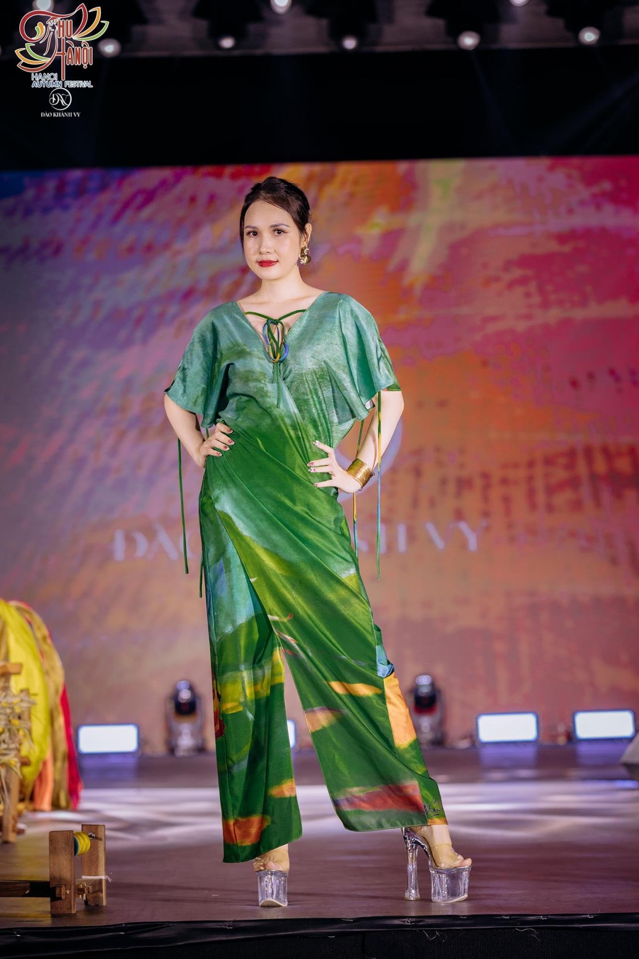 NTK Đ&agrave;o Kh&aacute;nh Vy mang &ldquo;Hừng Đ&ocirc;ng&rdquo; l&ecirc;n s&agrave;n diễn Autumn Wedding Fashion show - Ảnh 6.