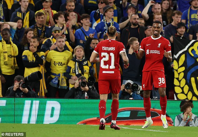 T&acirc;n binh b&ugrave;ng nổ, Liverpool thắng tưng bừng s&acirc;n cỏ Europa League - Ảnh 4.
