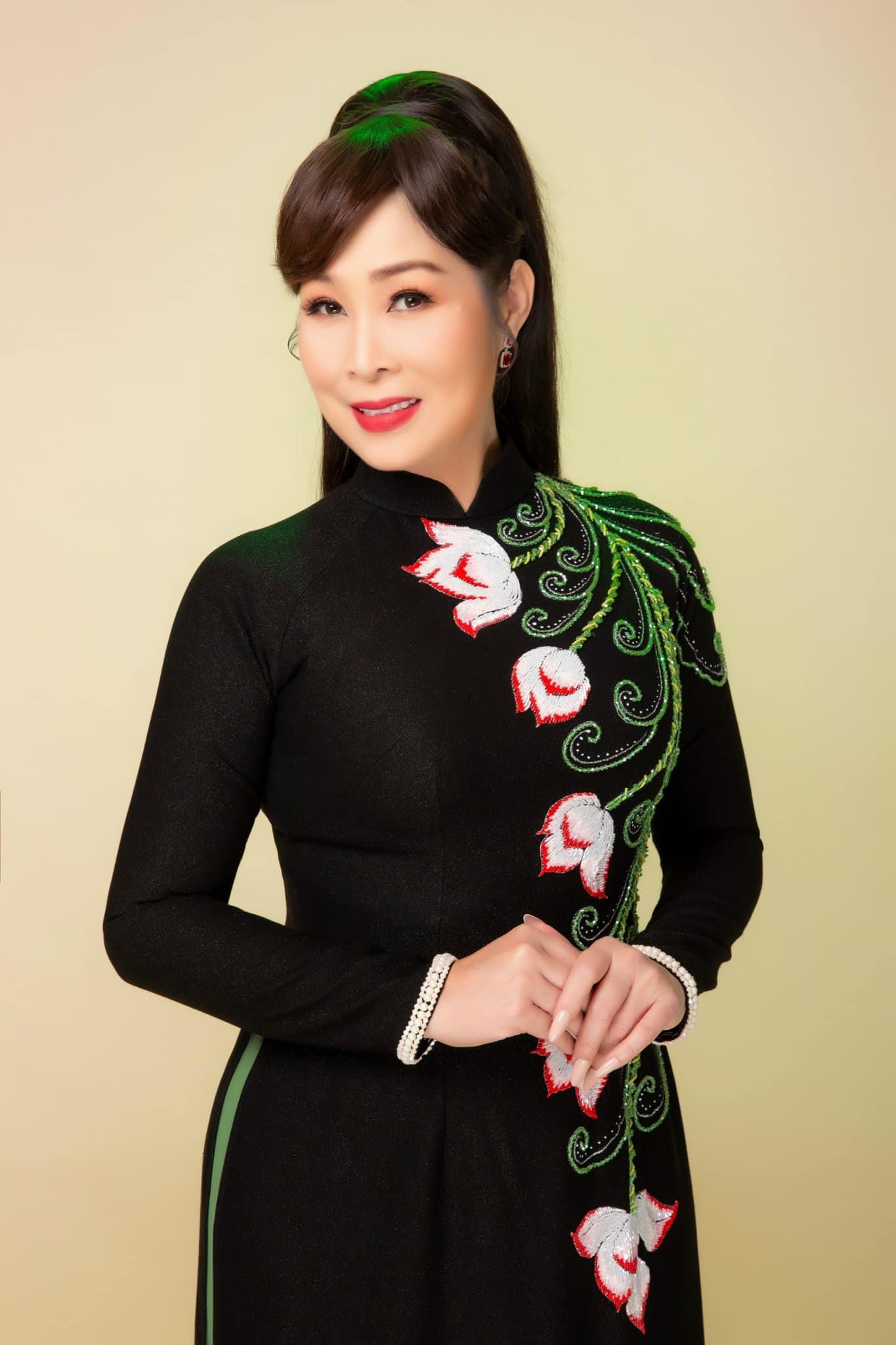 V&oacute;c d&aacute;ng g&acirc;y &ldquo;sốt&rdquo; của NSND Hồng V&acirc;n v&agrave; cựu t&agrave;i tử L&ecirc; Tuấn Anh sau khi giảm c&acirc;n th&agrave;nh c&ocirc;ng - Ảnh 2.