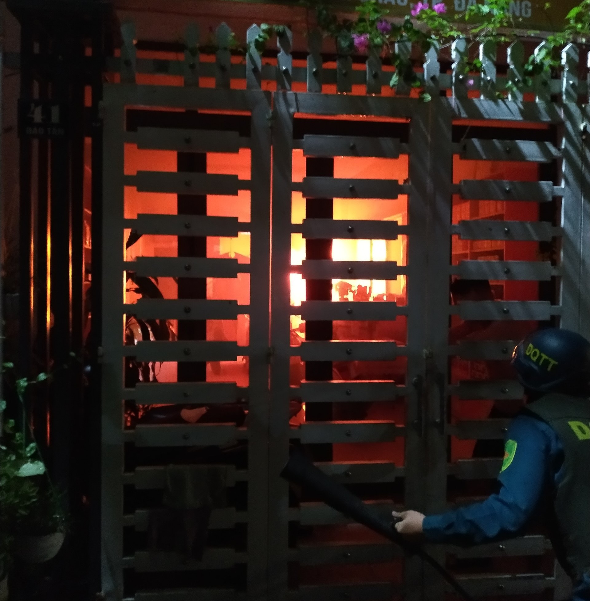 Cứu một gia đ&igrave;nh tại Đ&agrave; Nẵng khỏi &ldquo;giặc lửa&rdquo; - Ảnh 1.