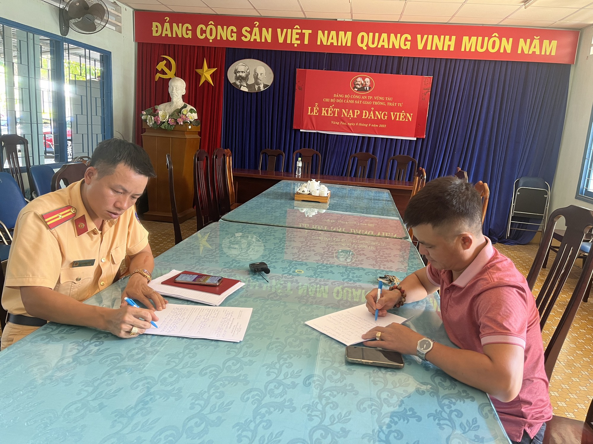 Đăng thông tin CSGT đang phát quà trên mạng xã hội, người đàn ông được mời làm việc - Ảnh 3.