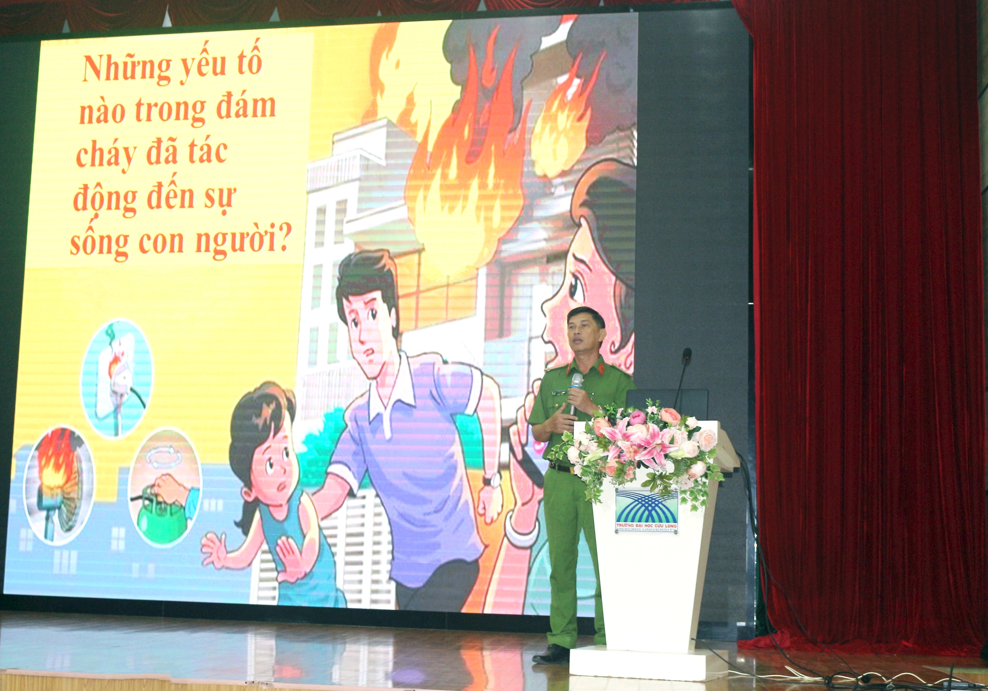 Thực h&agrave;nh chữa ch&aacute;y v&agrave; cứu nạn cho hơn 300 người ở Trường ĐH Cửu Long  - Ảnh 1.