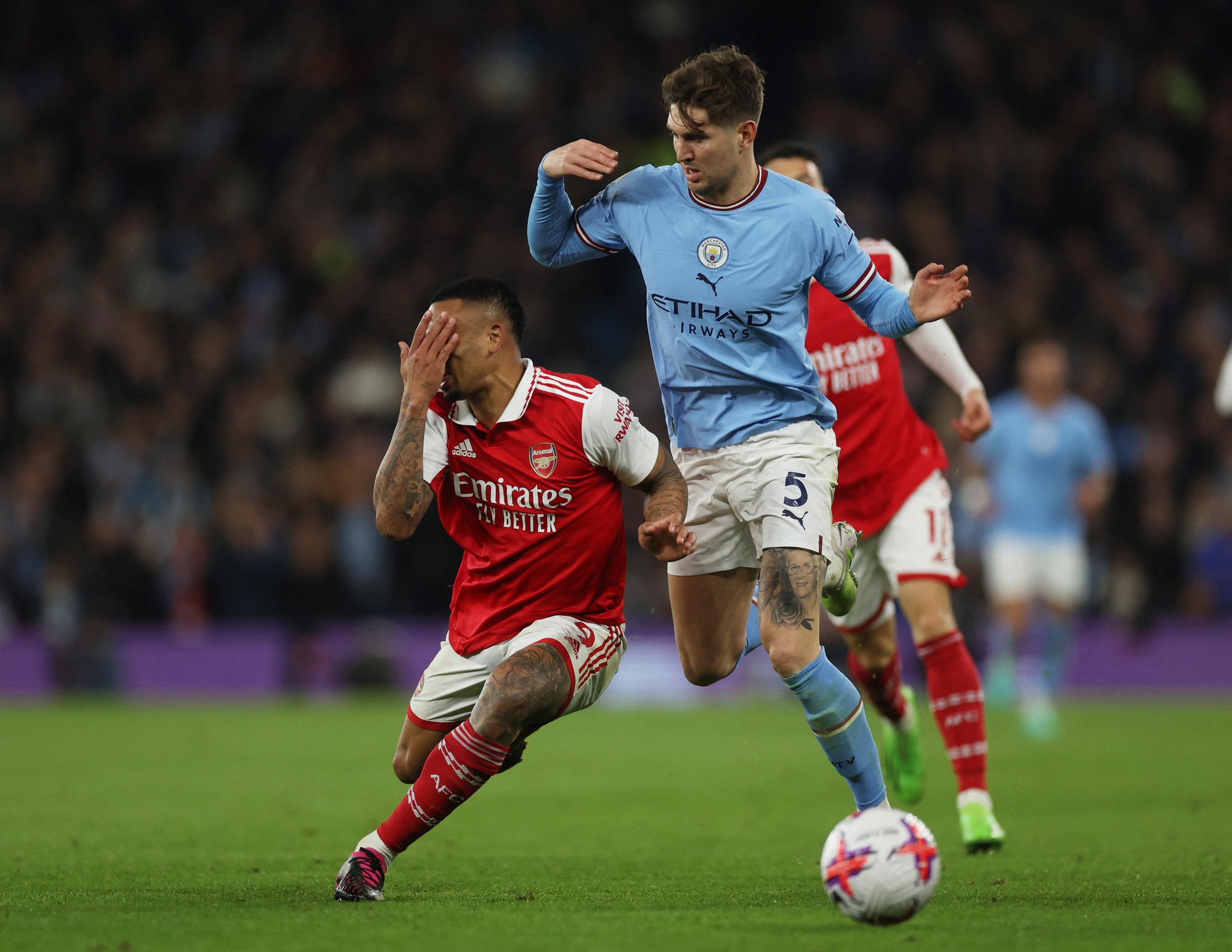 Gabriel Jesus quyết phá lưới Man City