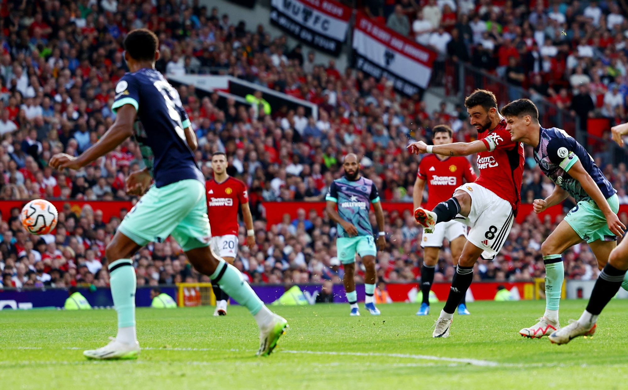 Người hùng McTominay tỏa sáng, Man United thắng nghẹt thở Brentford - Ảnh 1.