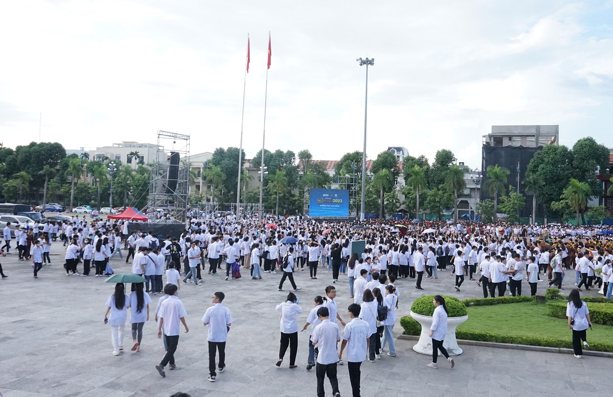 8.000 học sinh tiếp lửa cho nhà leo núi đưa cầu truyền hình Đường lên đỉnh Olympia về Thanh Hóa - Ảnh 7.