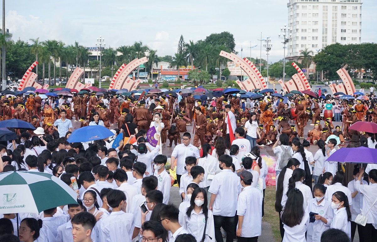 8.000 học sinh tiếp lửa cho nhà leo núi đưa cầu truyền hình Đường lên đỉnh Olympia về Thanh Hóa - Ảnh 4.