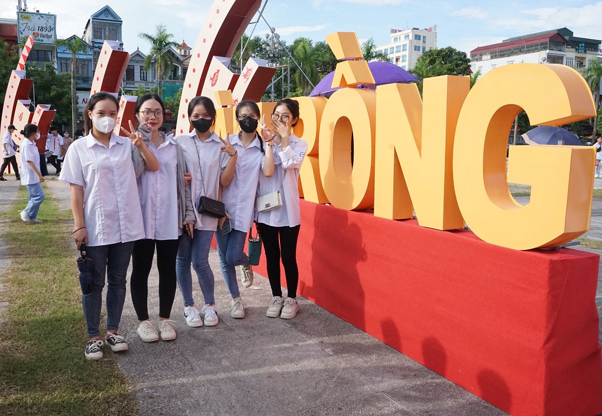 8.000 học sinh tiếp lửa cho nhà leo núi đưa cầu truyền hình Đường lên đỉnh Olympia về Thanh Hóa - Ảnh 3.