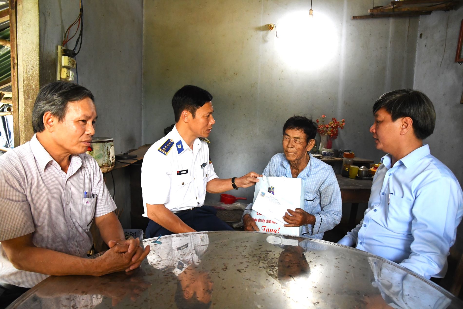 Nhiều hoạt động &yacute; nghĩa của Bộ tư lệnh V&ugrave;ng Cảnh s&aacute;t biển 2 tại Quảng Ng&atilde;i - Ảnh 4.