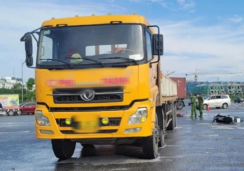 Va chạm với xe tải, thiếu niên 16 tuổi đi xe máy tử vong