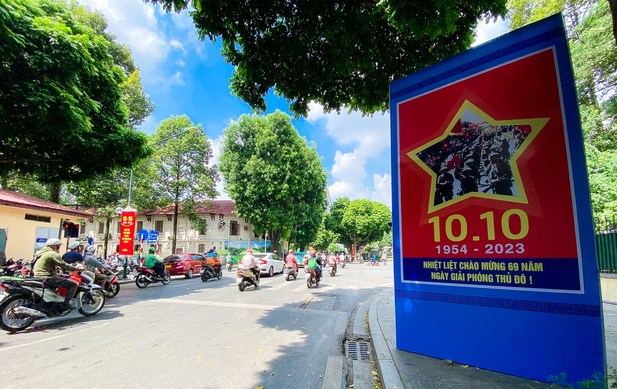 Đường phố H&agrave; Nội trang ho&agrave;ng mừng kỷ niệm 69 năm Ng&agrave;y Giải ph&oacute;ng Thủ đ&ocirc; - Ảnh 6.
