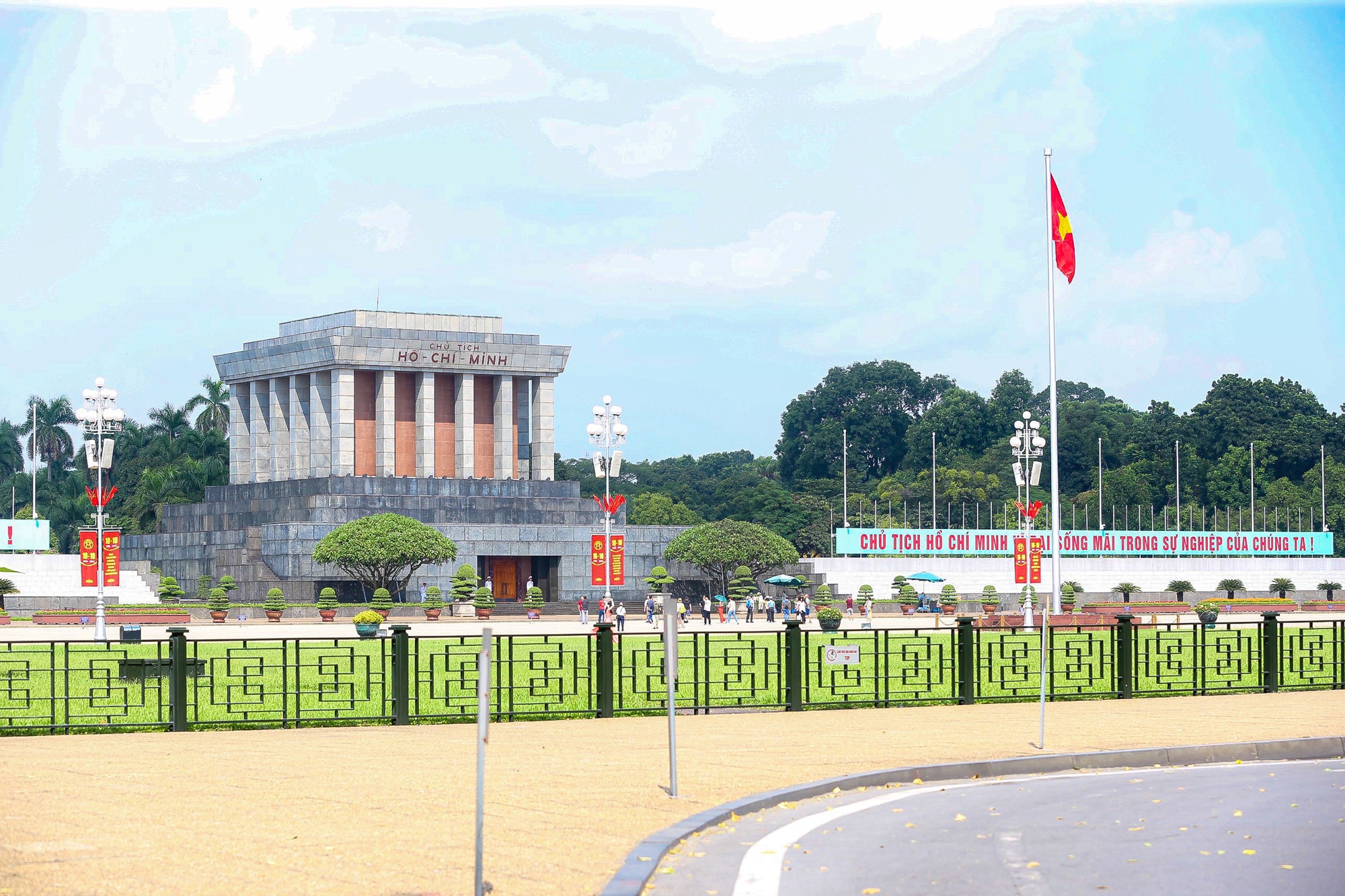 Đường phố H&agrave; Nội trang ho&agrave;ng mừng kỷ niệm 69 năm Ng&agrave;y Giải ph&oacute;ng Thủ đ&ocirc; - Ảnh 1.